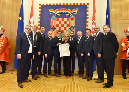 Predsjednica uručila Povelju Republike Hrvatske klapi Intrade